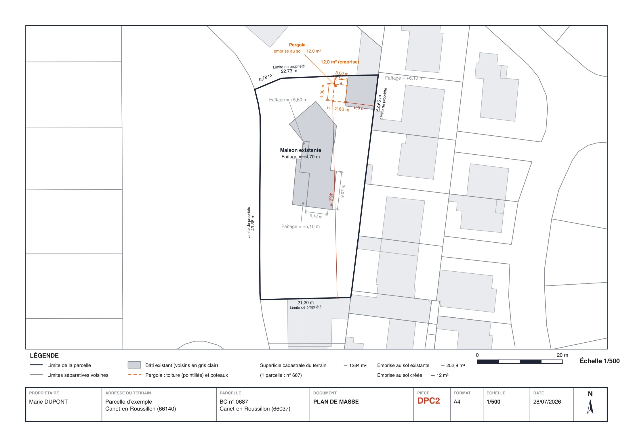 Plan de masse (DP2) réel d'une pergola de 4 × 3 m adossée à la maison : toiture en pointillés, poteaux, hauteur 2,60 m, distances aux limites, légende et échelle 1/500