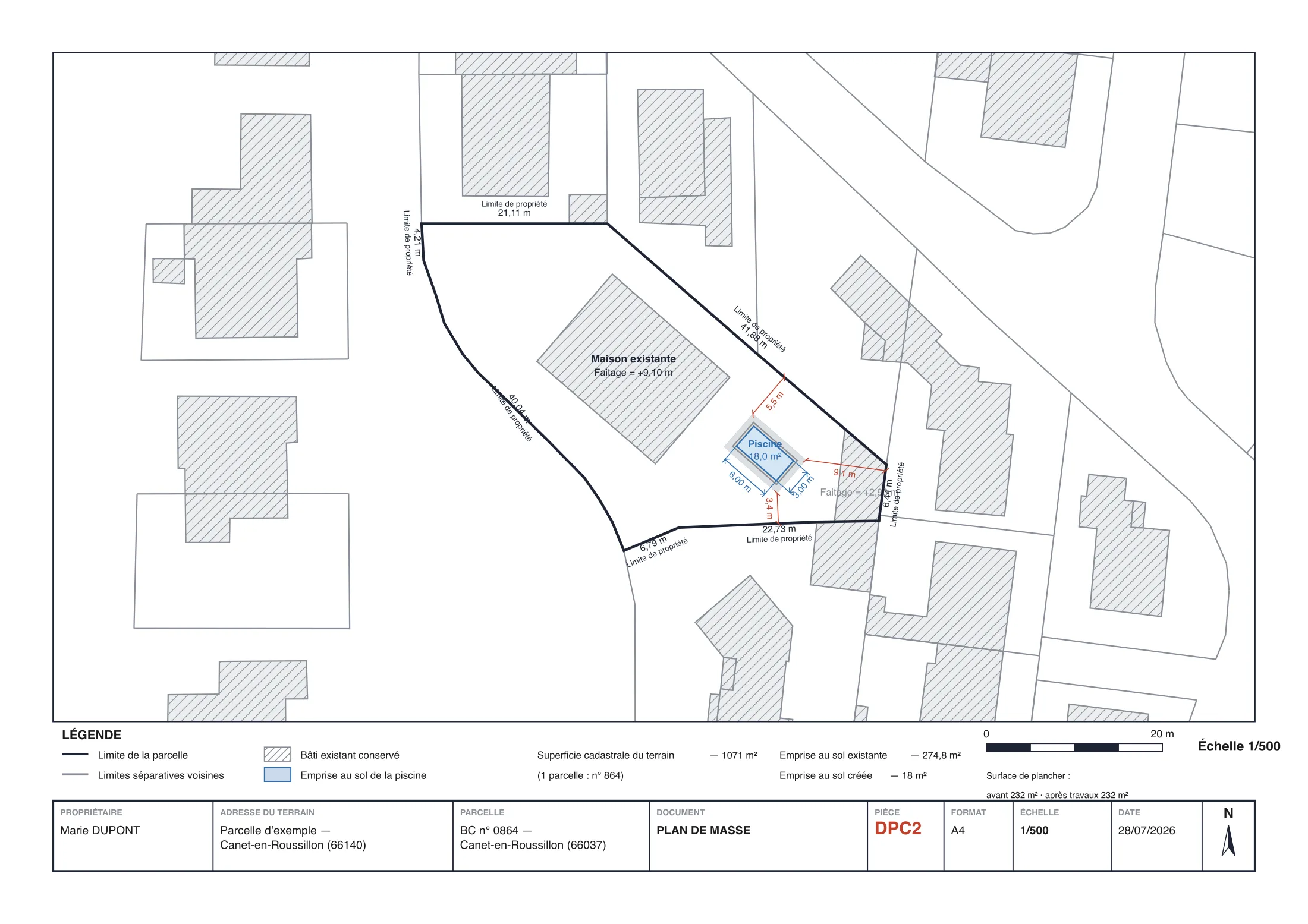 Exemple de plan de masse coté dans les 3 dimensions (DPC2) pour piscine enterrée : Bassin coté, distances aux limites, profondeur indiquée, trait de coupe DPC3 reporté sur le plan.