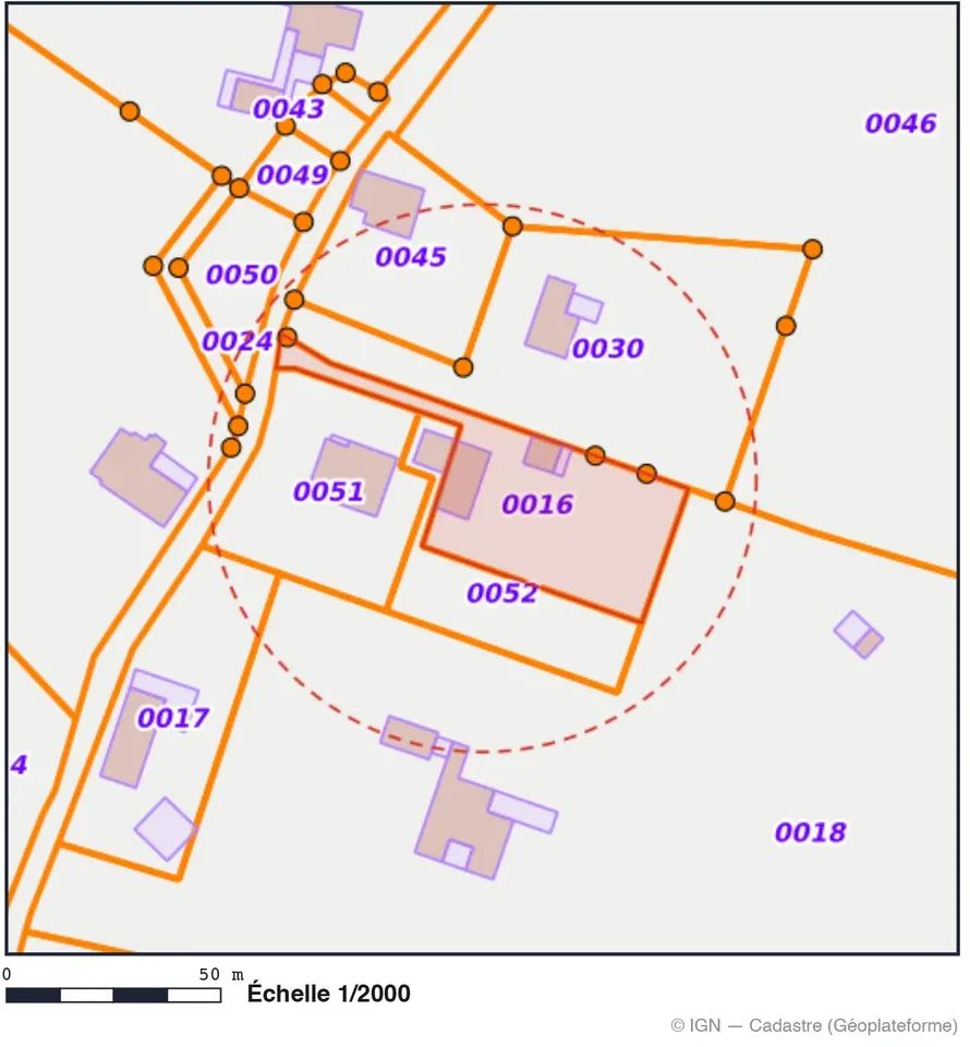 Fond cadastral d'une parcelle d'exemple, surlignée en rouge : limites de propriété, parcelles voisines numérotées et bâti existant, sur le cadastre officiel IGN