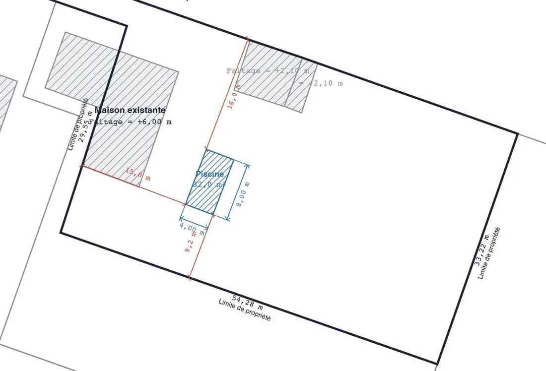Projet de piscine dessiné à sa place sur la parcelle, à l'échelle : bâti existant hachuré, piscine en bleu, limites de propriété cotées